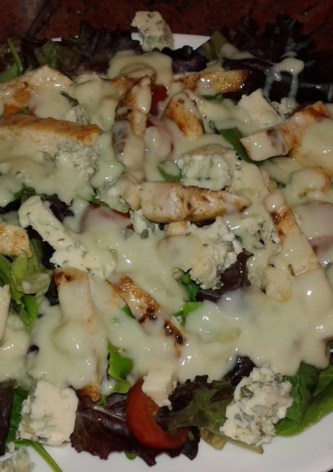 Una foto de Ensalada templada de pollo y queso azul con salsa templada de roquefort