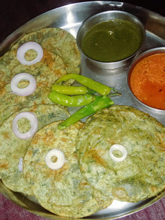 पालक पूरी (Palak puri recipe in hindi) रेसिपी मुख्य फोटो