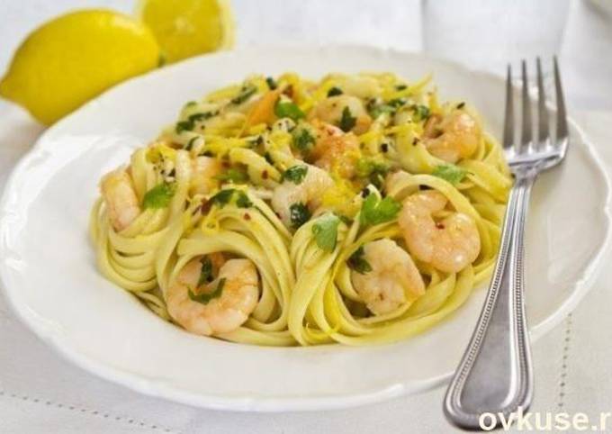 Паста с креветками и шампиньонами в сливочном соусе