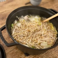 A picture of 🍲Hot pot - pork, Chinese cabbage and many vegetables in Japanese & Chinese flavour.