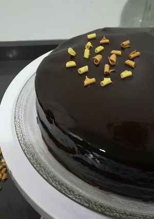 Una foto de Tarta de chocolate con glaseado brillante