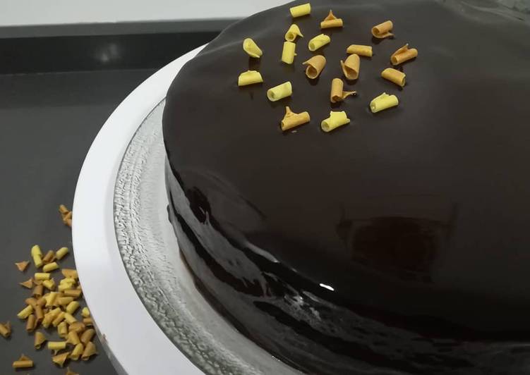 Tarta de chocolate con glaseado brillante
