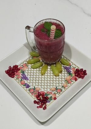 A picture of Green grapes and pomegranate juice.