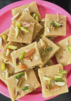 સુખડી (Sukhdi Recipe In Gujarati) રેસીપી મુખ્ય ફોટો
