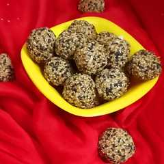सफेद और काले तिल के सौफ्ट लड्डु (White & Black Til Ke Soft Ladoo ki recipe in hindi)-レシピのメイン写真