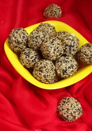 सफेद और काले तिल के सौफ्ट लड्डु (White & Black Til Ke Soft Ladoo ki recipe in hindi) रेसिपी मुख्य फोटो