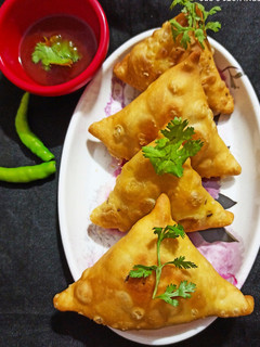 चटपटे समोसे (Chatpate samose recipe in hindi) रेसिपी मुख्य फोटो