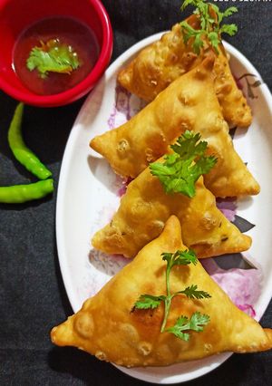 चटपटे समोसे (Chatpate samose recipe in hindi) रेसिपी मुख्य फोटो