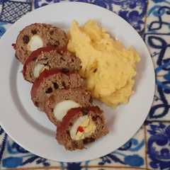 Una foto de Rollo de carne molida con puré de papa