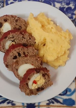 Una foto de Rollo de carne molida con puré de papa