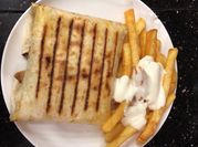 Une photo de sauce fromage tacos
