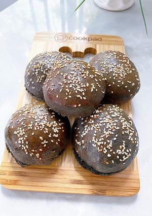 Hình của món Hamburger nguyên cám tinh than tre.