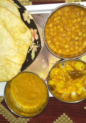 A picture of Halwa puri with chickpeas, potatoes tarkari🔥🔥😋.