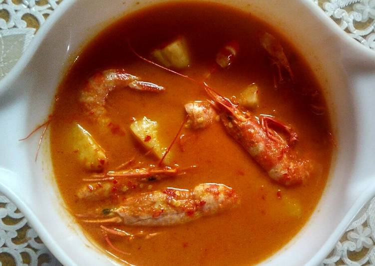 Langkah Mudah untuk Membuat Gulai udang + kentang yang Bikin Ngiler