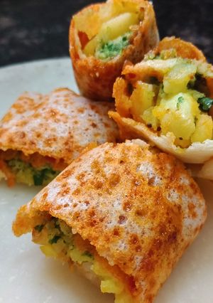 A picture of Schezwan masala dosa rolls.