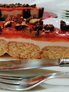 Una foto de Pastel de queso y membrillo con nueces caramelizadas