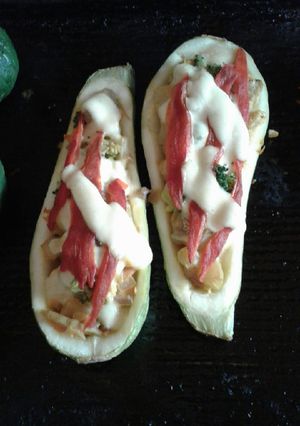 Una foto de Zuchinni relleno con vegetales (100% vegetariano)