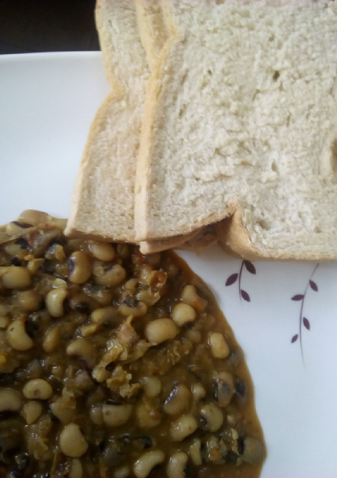 A picture of Beans and bread.