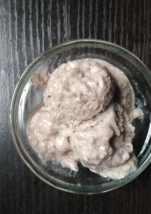 A picture of Banana and shredded coconut icecream.