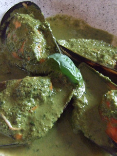 Una foto de Mejillones con salsa de cilantro y lima