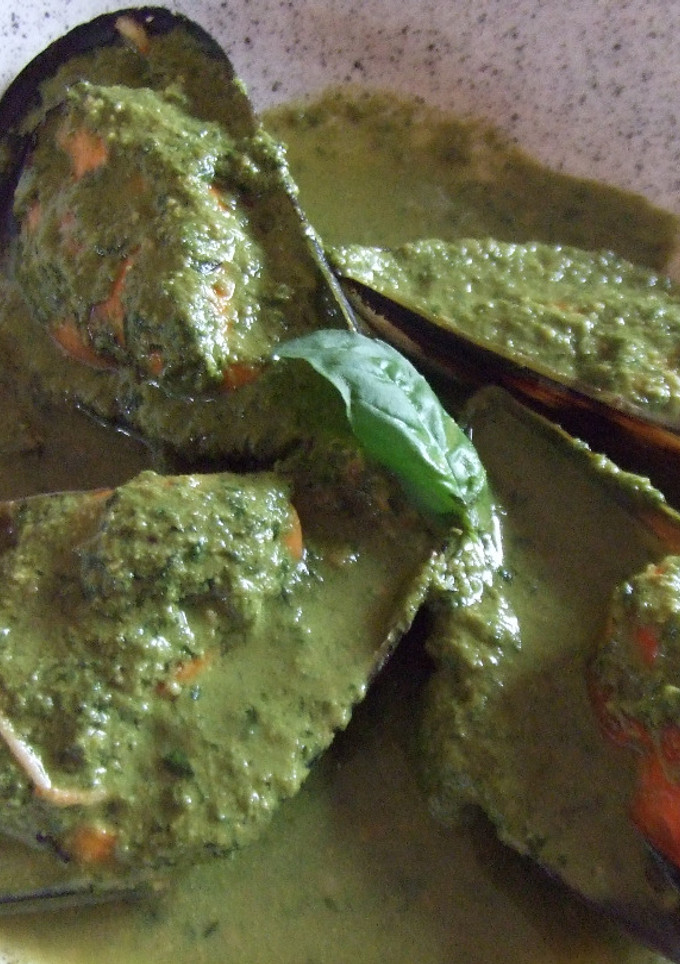 Una foto de Mejillones con salsa de cilantro y lima