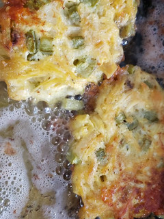 Una foto de Tortitas de pollo con nopales en salsa verde