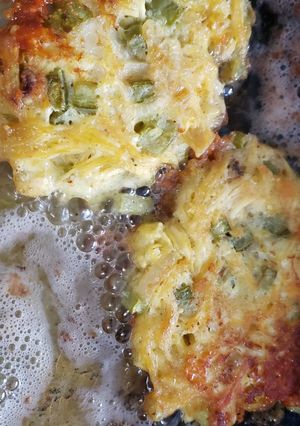 Una foto de Tortitas de pollo con nopales en salsa verde