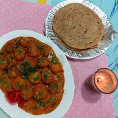 A picture of Kashmiri shahi dam aloo with paratha.