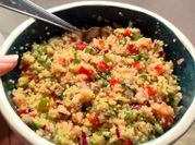Una foto de couscous ensalada