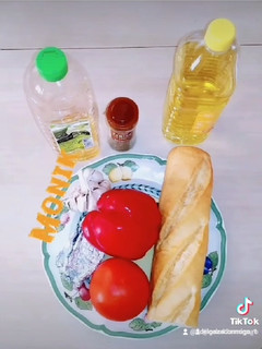 Una foto de Mojo rojo picón con pechuga de pollo al microondas 🥰