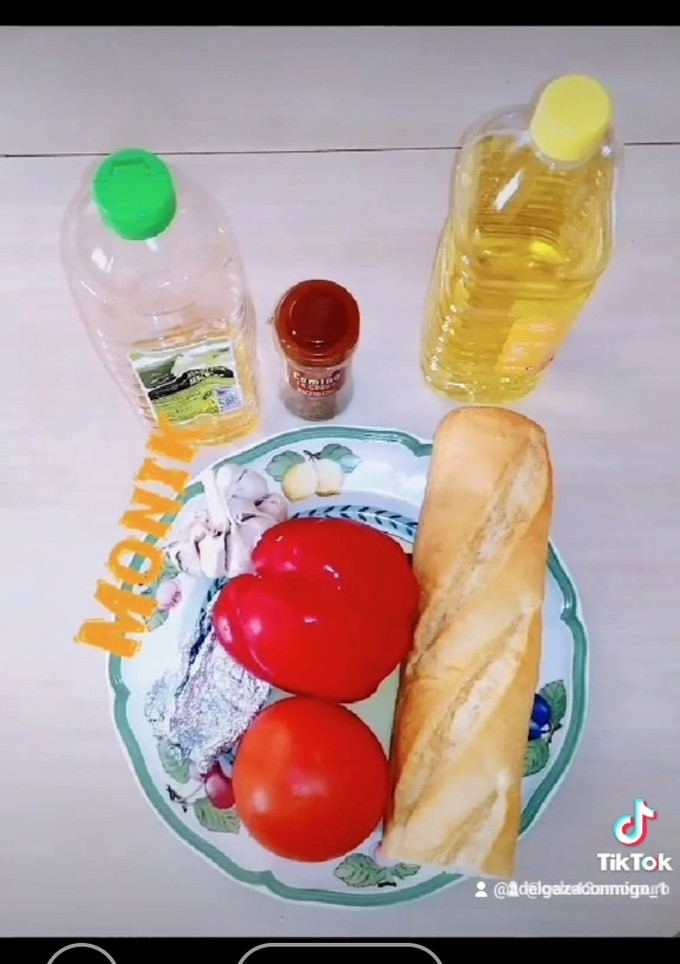 Una foto de Mojo rojo picón con pechuga de pollo al microondas 🥰