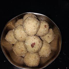 A picture of Rava coconut laddu.