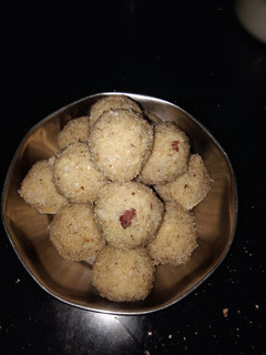 A picture of Rava coconut laddu.