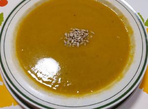 Una foto de Sopa de zanahoria con brócoli y chile poblano