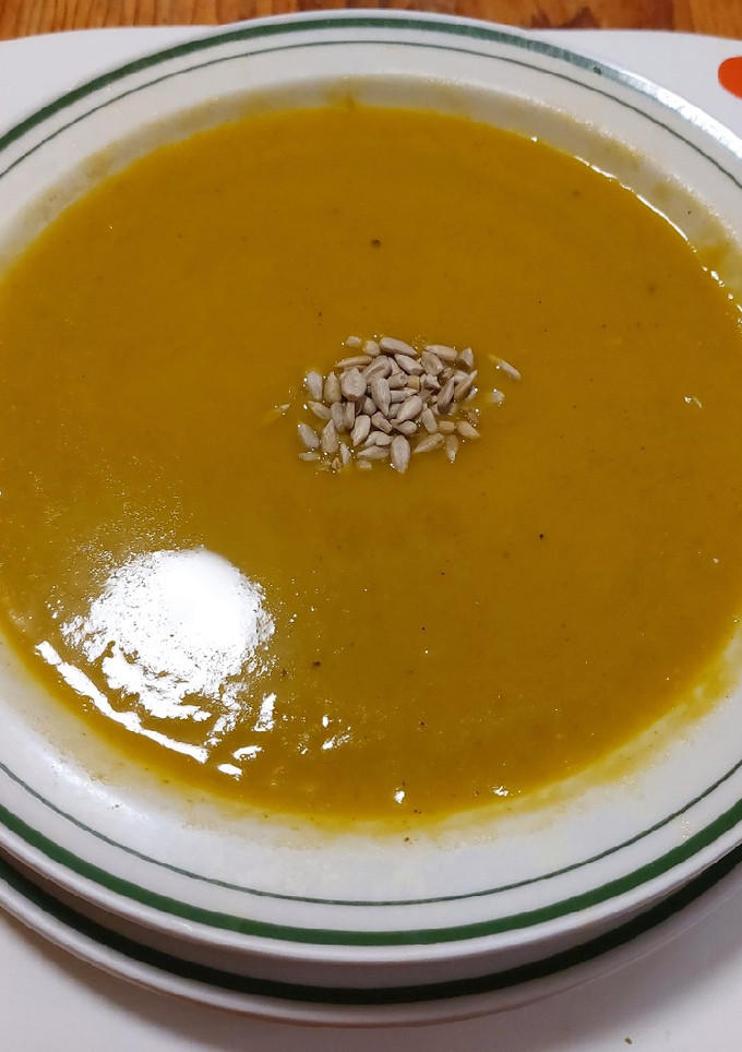 Una foto de Sopa de zanahoria con brócoli y chile poblano