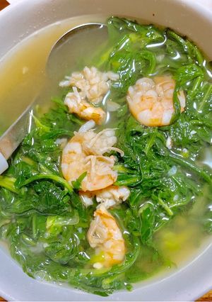 Hình của món Canh rau cúc nấu với nhân tôm.