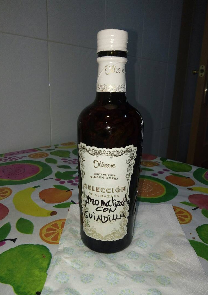 Una foto de Aceité virgen extra aromatizado con guindillas