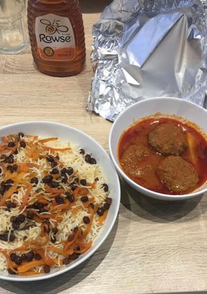 A picture of Kishmish pulao n kabab gravy.
