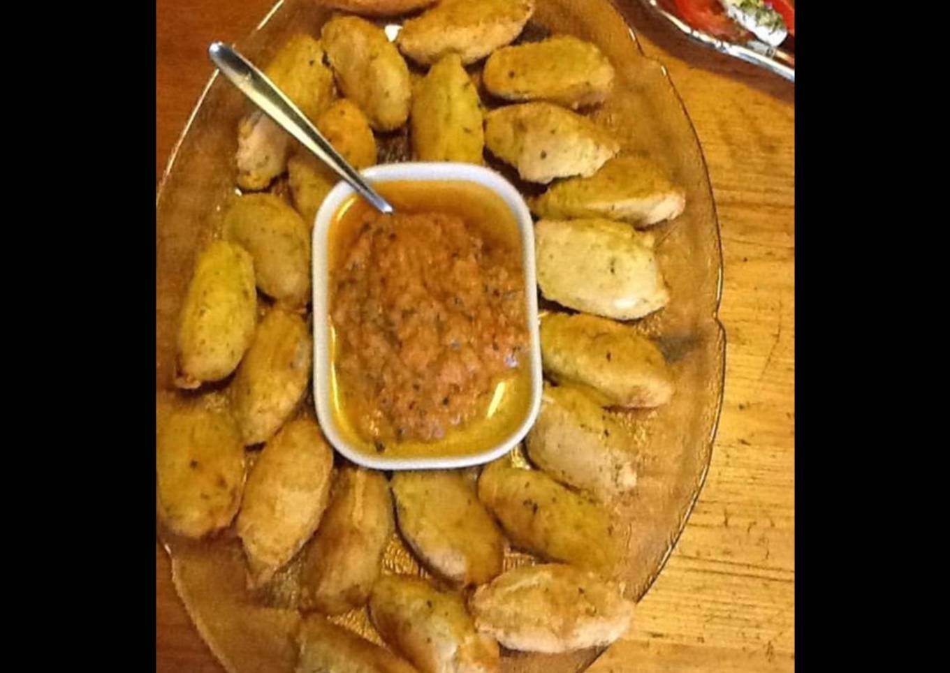 Petits pâtés soufflés au crabe et pommes de terre sauce oignons