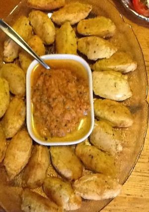 Une photo de Petits pâtés soufflés au crabe et pommes de terre sauce oignons