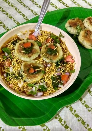A picture of Ragda Patties.