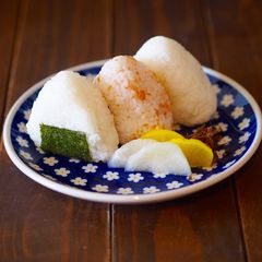 A picture of Onigiri Omusubi - Rice Ball.