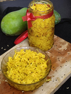 आम का लच्छा अंचार (aam ka lacha achar recipe in Hindi) रेसिपी मुख्य फोटो