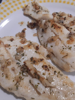 Una foto de Merluza con guisantes y patatas