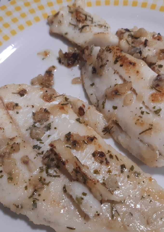 Una foto de Merluza con guisantes y patatas