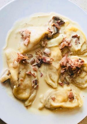 Una foto de Capeletis de salmón con salsa Caruso
