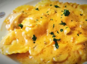 Foto principal de Raviolis de queso con salsa Romesco