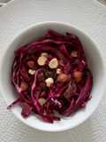 Ensalada de col roja con pasas y avellanas