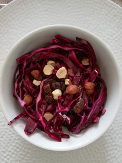 Una foto de Ensalada de col roja con pasas y avellanas