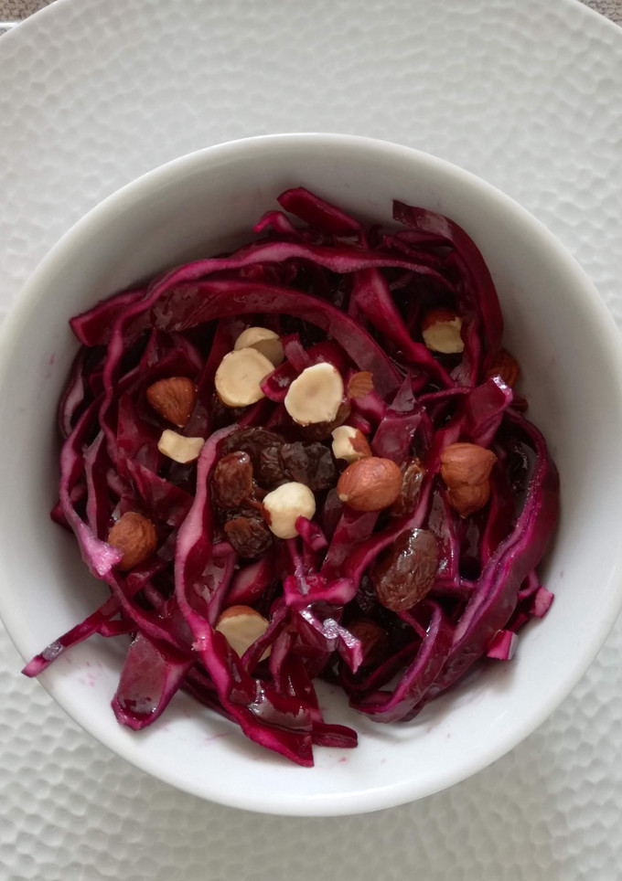 Una foto de Ensalada de col roja con pasas y avellanas